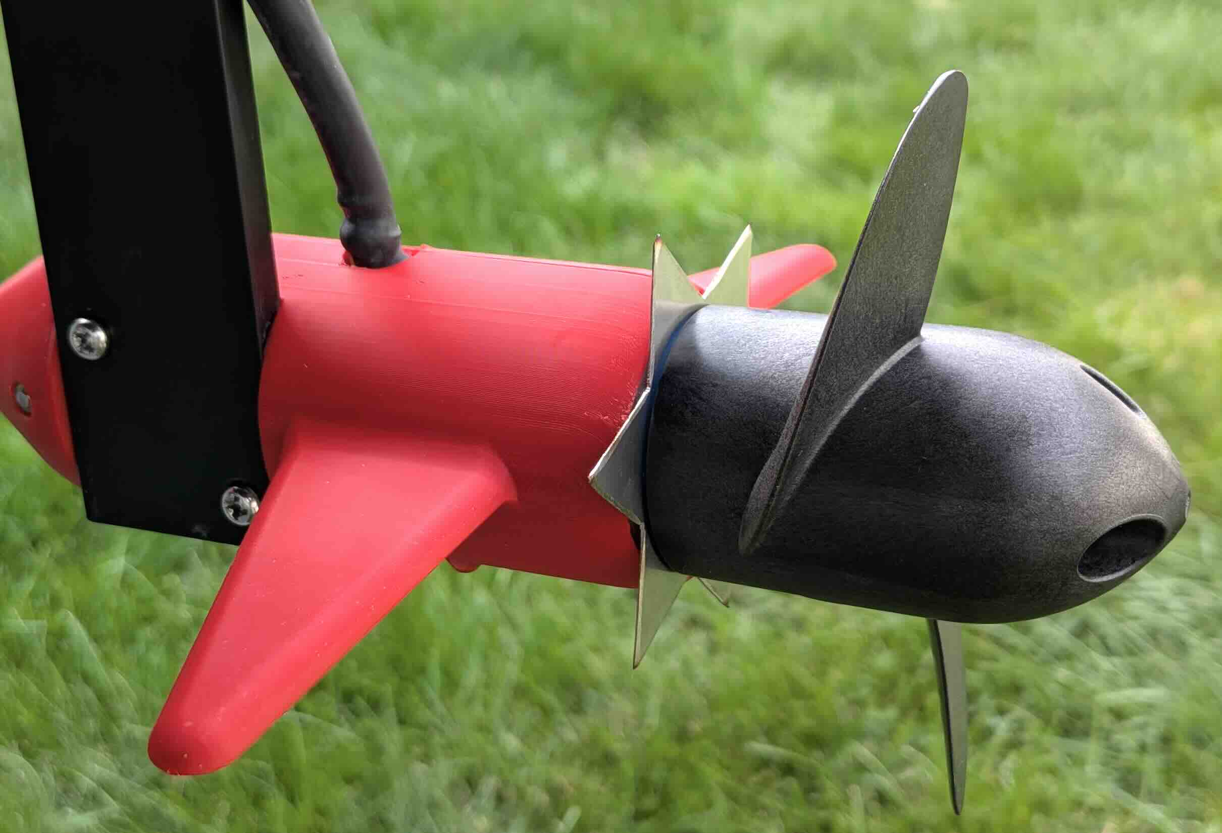 Propeller with a cutting device